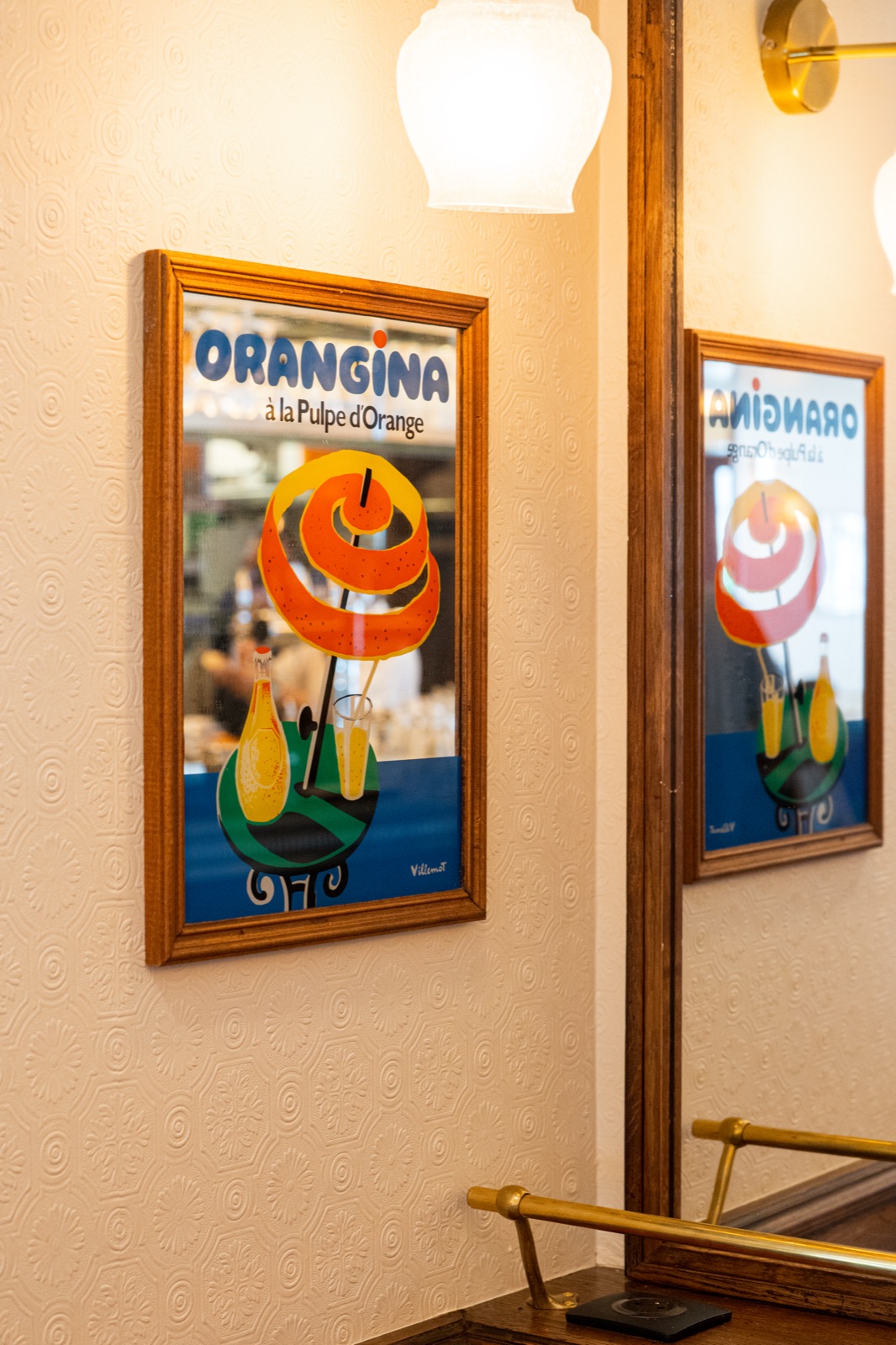 Affiches vintage encadrées dans la salle