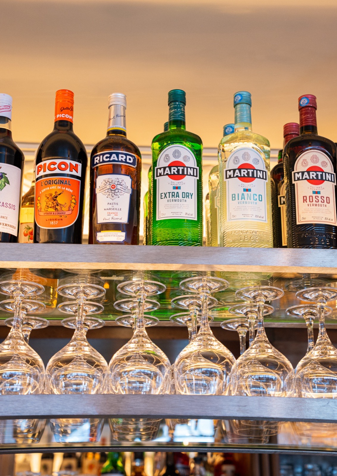 Le bar et ses bouteilles d'apéritifs