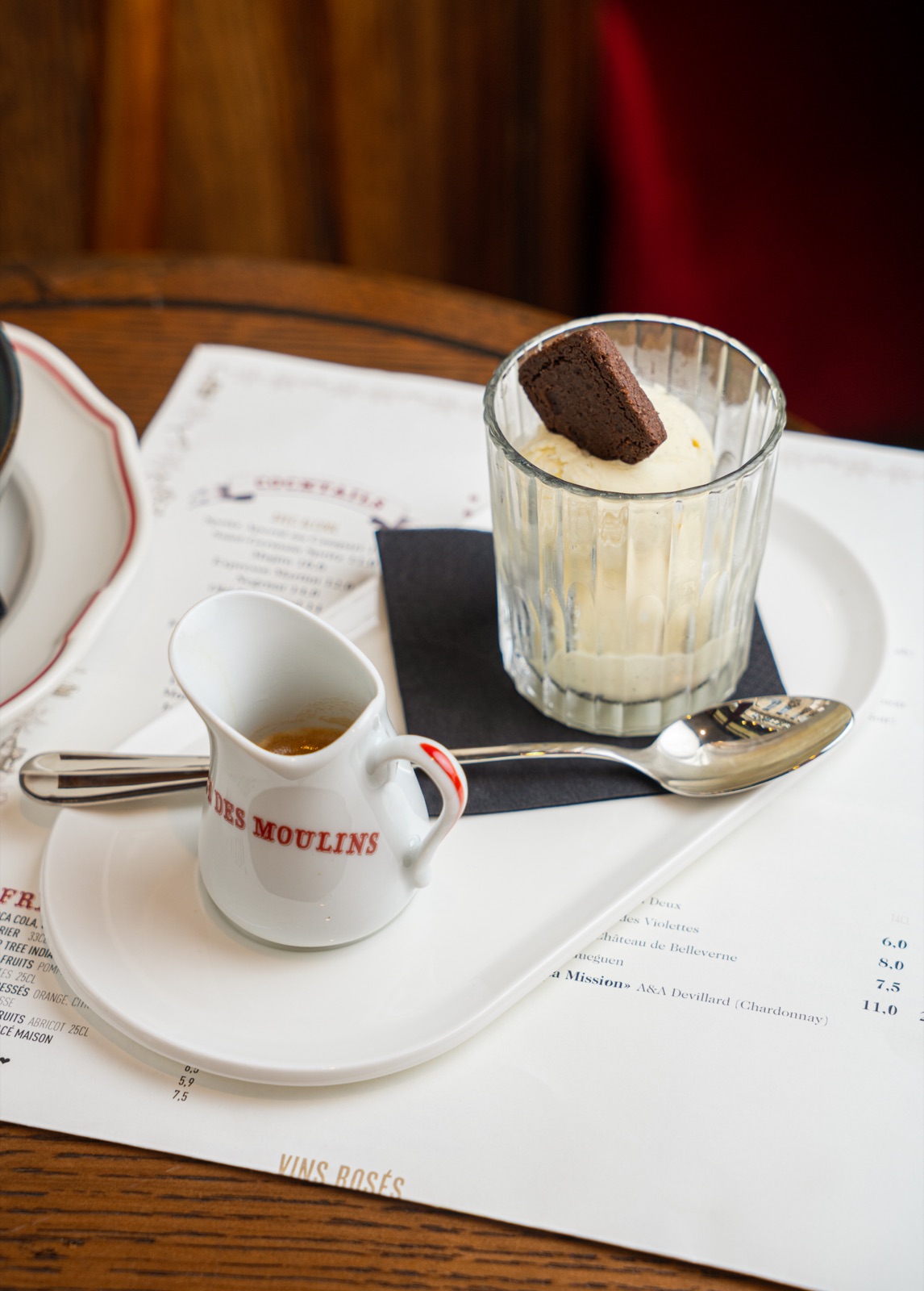 Café gourmand servi sur son plateau