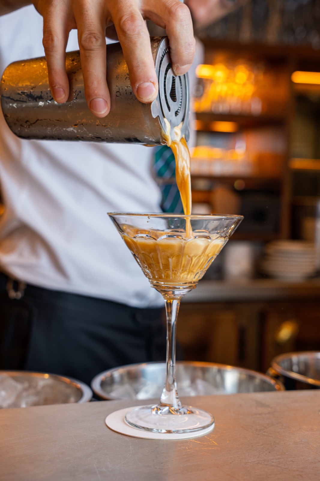 Cocktail versé en coupe au bar