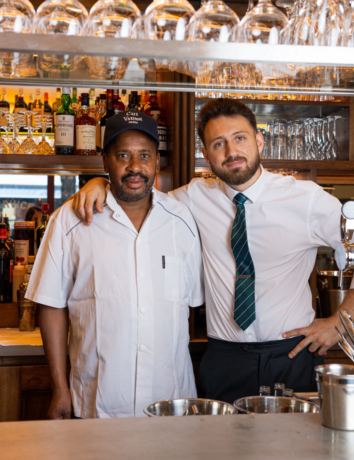 L'équipe du Café des Moulins derrière le bar