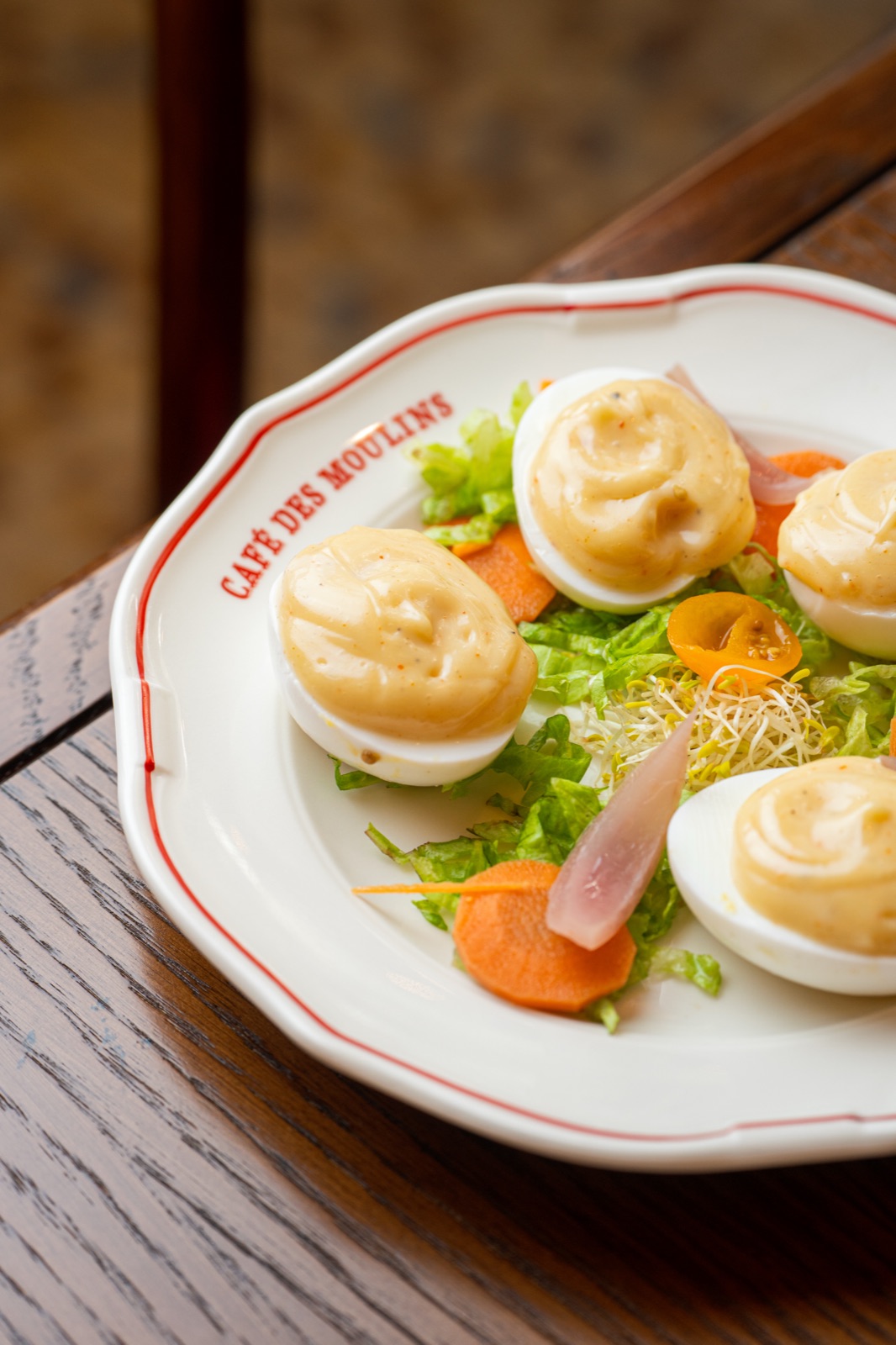 Poireaux vinaigrette dans une assiette à liseré rouge