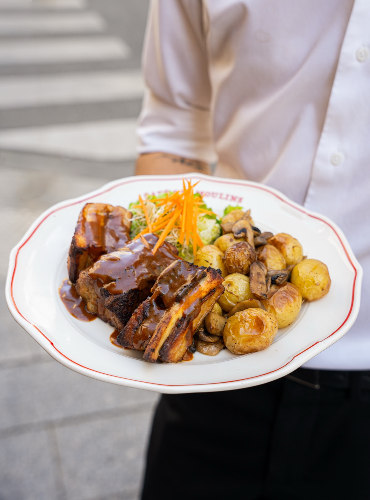 Poitrine confite, pommes grenaille et champignons
