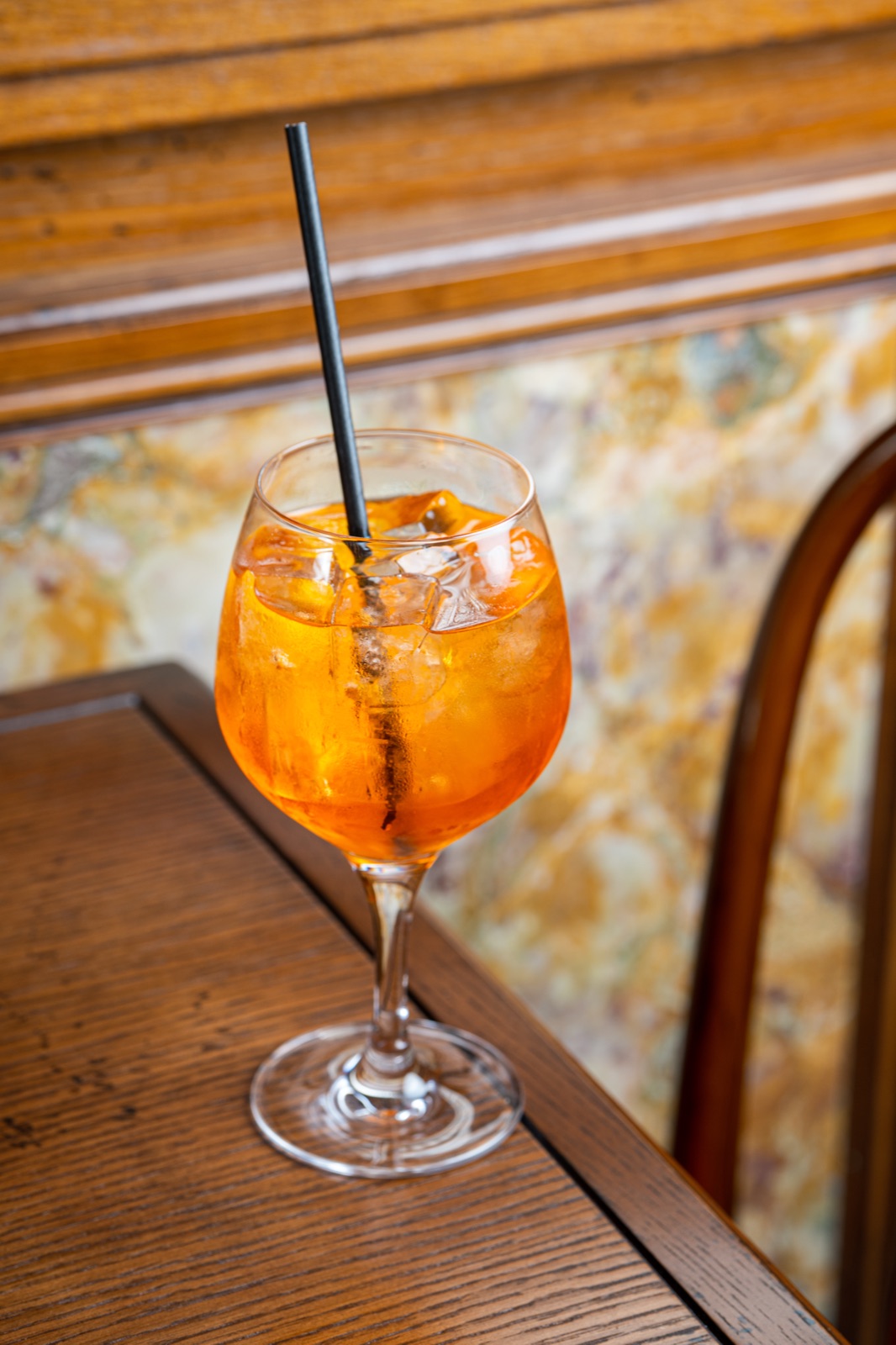 Spritz servi sur la banquette de velours rouge